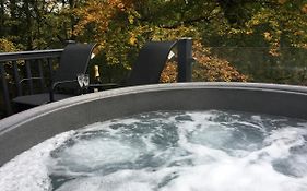 P23 - Studio Pod With Hot Tub